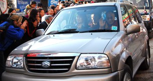བཞུགས་སྒར་དུ་ཞབས་སོར་འཁོད་པ། བཞུགས་སྒར་དུ་ཞབས་སོར་འཁོད་པ།