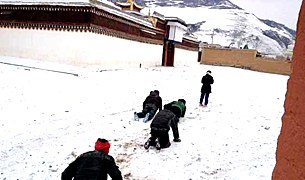 བོད་ནང་ལོ་གསར་ཆོས་ཕྱོཌ་ཀྱི་ལམ་ནས་སྲུང་བརྩི། བོད་ནང་ལོ་གསར་ཆོས་ཕྱོཌ་ཀྱི་ལམ་ནས་སྲུང་བརྩི།