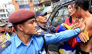 བལ་ཡུལ་ཉེན་རྟོག་པས་བོད་མི་༡༥འཛིན་བཟུང་བྱས་པ། བལ་ཡུལ་ཉེན་རྟོག་པས་བོད་མི་༡༥འཛིན་བཟུང་བྱས་པ།