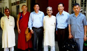 སྤྱི་འཐུས་ལྷན་ཚོཊ་ནས་རྒྱ་གར་དཔོན་རིགས་དང་མཇལ་འཕྲད། སྤྱི་འཐུས་ལྷན་ཚོཊ་ནས་རྒྱ་གར་དཔོན་རིགས་དང་མཇལ་འཕྲད།