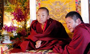ཨོ་རྒྱན་སྤྲུལ་སྐུའི་ཡང་སྲིད་ཀྱི་ཁྲི་སྟོན་མཛད་སྒོ། ཨོ་རྒྱན་སྤྲུལ་སྐུའི་ཡང་སྲིད་ཀྱི་ཁྲི་སྟོན་མཛད་སྒོ།