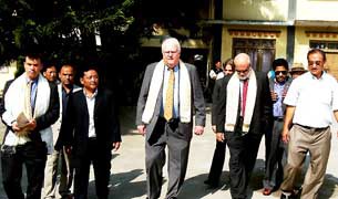 ཨ་རིའི་གྲོས་ཚོཊ་ཀྱི་མཐོ་རིམ་མི་སྣ་ཞིག་བལ་ཡུལ་དུ་ཕེབས་པ།