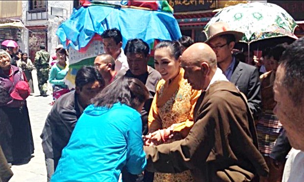 པཎ་ཆེན་སྐུ་ཕྲེང་བཅུ་པ་མཆོག་གི་གསང་ཡུམ་དང་སྲས་མོ་རྣམ་གཉིས་ལྷ་ས་མཆོད་མཇལ་དུ་ཕེབས་པ། པཎ་ཆེན་སྐུ་ཕྲེང་བཅུ་པ་མཆོག་གི་གསང་ཡུམ་དང་སྲས་མོ་རྣམ་གཉིས་ལྷ་ས་མཆོད་མཇལ་དུ་ཕེབས་པ།