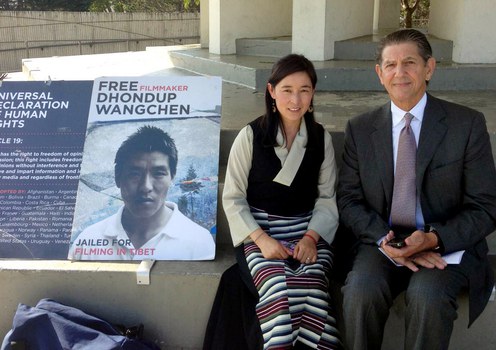 ཆབ་སྲིད་བཙོན་པ་དོན་གྲུབ་དབང་ཆེན་ལགས་བཙོན་གྲོལ་ཆེད་ཁོང་གི་བཟའ་ཟླ་ལྷ་མོ་མཚོ་ལགས་ཀྱིས་རྒྱ་ནག་གཞུང་ཚབ་ཁང་ལ་འབོད་སྐུལ་ཞུས་ཡོད་པ།