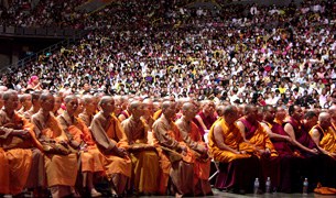 ༸གོང་ས་མཆོག་ནས་ཐེ་དབན་དུ་བསྔོ་སྨོན་བསྩལ་གནང་བ། ༸གོང་ས་མཆོག་ནས་ཐེ་དབན་དུ་བསྔོ་སྨོན་བསྩལ་གནང་བ།