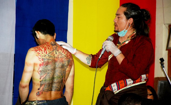 སྒྱུ་རྩལ་གྱི་ལམ་ནས་བོད་དོན་འཐབ་རྩོད་ཅེས་པའ་འགྲེམས་སྟོན།
