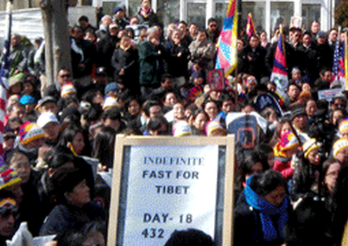 ཨ་རིའི་གྲོང་ཁྱེར་ནིའུ་ཡོརྐ་མཉམ་འབྲེལ་རྒྱལ་ཚོགས་ཀྱི་མདུན་དུ་བོད་མི་སྟོང་ཕྲག་མང་པོས་གསུམ་བཅུ་དུས་དྲན་ཐེངས་༥༣པ་སྲུང་བརྩི་ཞུ་བཞིན་པ།