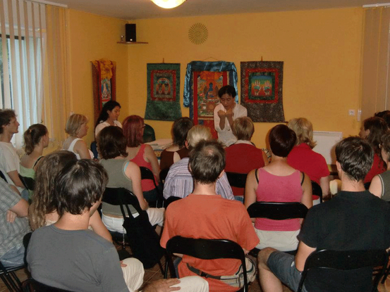 མགོན་པོ་སྐྱབས་ལགས་ཀྱིས་བསྐུ་མཉེའི་སྐོར་ངོ་སྤྲོད་གནང་བཞིན་པ།
