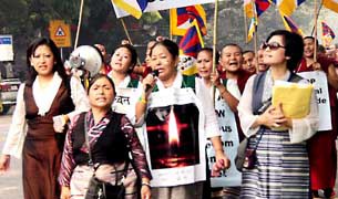 ཕྱི་ཕྱོཊ་སུ་གནས་པའི་བོད་མི་ནས་གདུང་སེམས་མཉམ་བསྐྱེད། ཕྱི་ཕྱོཊ་སུ་གནས་པའི་བོད་མི་ནས་གདུང་སེམས་མཉམ་བསྐྱེད།