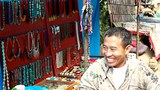 ཚོང་རྫས་ཆུང་ངུ་རིཊ་བཙོང་ནས་འཚོ་བ་རོལ་བཞིན་པ།