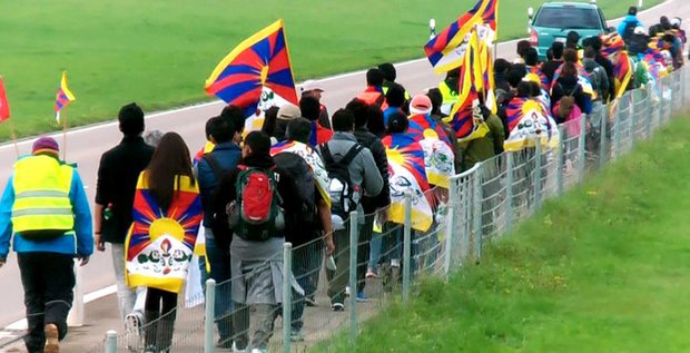 སུད་སིའི་ནང་གདུང་སེམས་མཉམ་བསྐྱེད་ཀྱི་གོམ་བགྲོད་གནང་བཞིན་པ། སུད་སིའི་ནང་གདུང་སེམས་མཉམ་བསྐྱེད་ཀྱི་གོམ་བགྲོད་གནང་བཞིན་པ།