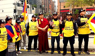 ཨ་རིའི་གྲོང་ཁྱེར་ནིའུ་ཡོརྐ་ནས་ལྦ་ཤིང་ཊོན་བར་གོམ་བགྲོད། ཨ་རིའི་གྲོང་ཁྱེར་ནིའུ་ཡོརྐ་ནས་ལྦ་ཤིང་ཊོན་བར་གོམ་བགྲོད།
