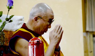 བཞུཊ་སྒར་དུ་༤༩སྲུང་བརྩི་དང་འབྲེལ་བའི་སྨོན་ལམ་གསོལ་འདེབས། བཞུཊ་སྒར་དུ་༤༩སྲུང་བརྩི་དང་འབྲེལ་བའི་སྨོན་ལམ་གསོལ་འདེབས།