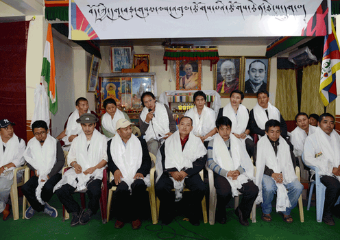 བོད་ཀྱི་ཆབ་སྲིད་བཙོན་ཟུར་དགུ་བཅུ་གསུམ་ཚོགས་པ་དབུ་མའི་ལངས་ཕྱོགས་ལ་བསྐྱོད་རྒྱུའི་ཐག་གཅོད་བྱུང་བ།