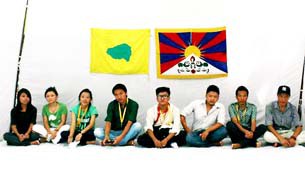 ལྡི་ལིའི་ནང་བོད་རིགས་སློབ་ཕྲུག་བརྒྱད་ནས་ཟས་བཅད་ངོ་རྒོལ། ལྡི་ལིའི་ནང་བོད་རིགས་སློབ་ཕྲུག་བརྒྱད་ནས་ཟས་བཅད་ངོ་རྒོལ།