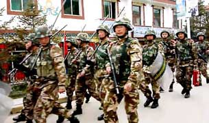 ལྷ་སར་དམག་མི་འབོར་ཆེན་བཀྲམ་ནས་དམ་བསྒྲཊ།