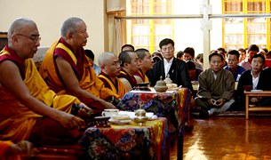 གདུང་སེམས་མཉམ་བསྐྱེད་ཀྱི་མཆོད་འབུལ་སྨོན་ལམ། གདུང་སེམས་མཉམ་བསྐྱེད་ཀྱི་མཆོད་འབུལ་སྨོན་ལམ།