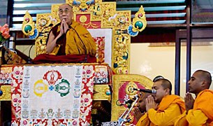 ལྦ་ཎ་གཙུག་ལག་སློབ་གྲྭར་༸གོང་ས་མཆོག་གི་གསུང་ཆོས། ལྦ་ཎ་གཙུག་ལག་སློབ་གྲྭར་༸གོང་ས་མཆོག་གི་གསུང་ཆོས།