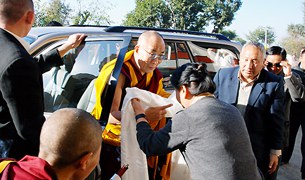 ༸གོང་ས་མཆོག་ནས་བཙུན་དགོན་དབུ་འབྱེད། ༸གོང་ས་མཆོག་ནས་བཙུན་དགོན་དབུ་འབྱེད།
