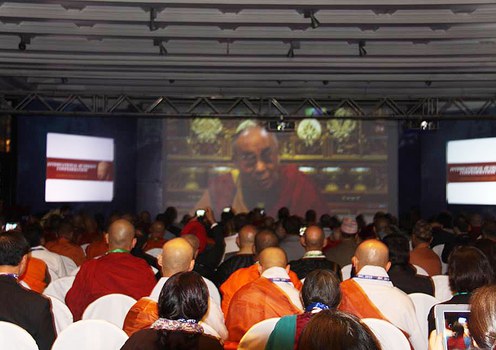 ༸གོང་ས་མཆོག་གིས་ལྡི་ལིའི་ནང་རྒྱལ་སྤྱིའི་ནང་པའི་ལྷན་ཚོགས་སུ་ཕེབས་པའི་ཚོགས་ཞུགས་བ་ཡོངས་ལ་བརྙན་འཕྲིན་བརྒྱུད་བཀའ་སློབ་སྩོལ་བཞིན་པ།