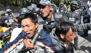 བལ་ཡུལ་དུ་གསུམ་བཅུ་དུས་དྲན་ཉིན་བོད་མི་༩འཛིན་བཟུང༌། བལ་ཡུལ་དུ་གསུམ་བཅུ་དུས་དྲན་ཉིན་བོད་མི་༩འཛིན་བཟུང༌།