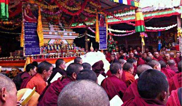 དཀར་མཛེས་སུ་དགོངས་རྫོགས་མཆོད་འབུལ་ཚོགས་པ། དཀར་མཛེས་སུ་དགོངས་རྫོགས་མཆོད་འབུལ་ཚོགས་པ།