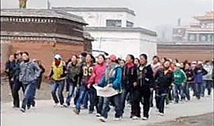 རྒྱ་གཞུང་གིས་བོད་རིཊ་སློབ་མ་གཉིས་ཕྱིར་ཕུད་བྱས་པ། རྒྱ་གཞུང་གིས་བོད་རིཊ་སློབ་མ་གཉིས་ཕྱིར་ཕུད་བྱས་པ།