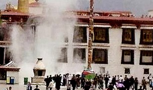 ལྷ་སའི་ནང་རང་ལུས་མེ་སྲེག་སྟེ་རྒྱ་ནག་ལ་ངོ་རྒོལ། ལྷ་སའི་ནང་རང་ལུས་མེ་སྲེག་སྟེ་རྒྱ་ནག་ལ་ངོ་རྒོལ།