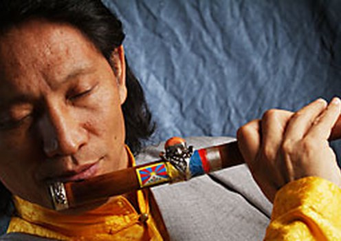 རོལ་དབྱངས་རྩོམ་པ་པོ་དང་གླིང་བུའི་སྒྱུར་རྩལ་ལ་མཁས་པ་ངག་དབང་མཁས་མཆོག་ལགས་ཀྱི་སྐུ་པར།