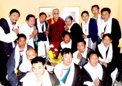 ཨ་རིའི་གྲོང་ཁྱེར་ནུའུ་ཡོརྐ་ཏུ་༸གོང་ས་མཆོག་ནས་མདོ་ཁམས་ཆུ་བཞི་སྒང་དྲུག་གི་རྒྱུན་ལས་ཚོར་མཇལ་ཁ་གནང་སྐབས་ཀྱི་སྐུ་པར།