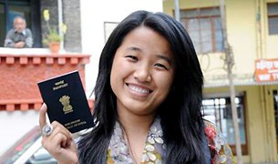 བོད་མི་ཞིག་ལ་རྒྱ་གར་མི་སེར་གྱི་ཕྱག་འཁྱེར་ཐོབ་པ། བོད་མི་ཞིག་ལ་རྒྱ་གར་མི་སེར་གྱི་ཕྱག་འཁྱེར་ཐོབ་པ།