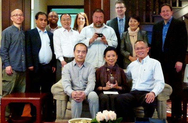 འོད་ཟེར་ལགས་སུ་བྱ་དགའ་དངོས་སུ་ཕུལ་ཡོད་པ། འོད་ཟེར་ལགས་སུ་བྱ་དགའ་དངོས་སུ་ཕུལ་ཡོད་པ།