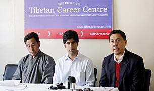 བོད་མིའི་མདུན་ལམ་སློབ་སྟོན་ལྟེ་གནས་ཁང་།