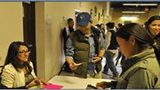 དཔལ་འབྱོར་བསྡུ་རུབ་ཀྱི་ལས་འགུལ་གནང་བཞིན་པ།
