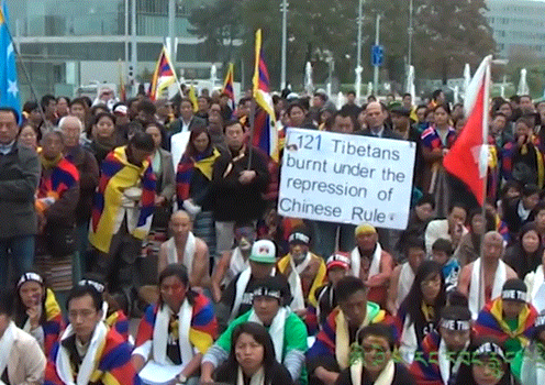 སུད་སིར་བོད་མི་རྣམས་ནས་ངོ་རྒོལ་གནང་བཞིན་པ།