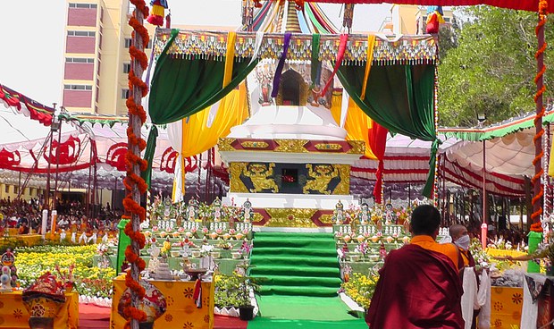 ༸སྐྱབས་རྗེ་གྲུབ་དབང་པདྨ་ནོར་བུ་རིན་པོ་ཆེ་མཆོག་གི་སྐུ་གདུང་ཞུགས་འབུལ། ༸སྐྱབས་རྗེ་གྲུབ་དབང་པདྨ་ནོར་བུ་རིན་པོ་ཆེ་མཆོག་གི་སྐུ་གདུང་ཞུགས་འབུལ།