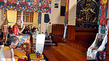 བཞུགས་སྒར་དུ་མཆོད་འབུལ་སྨོན་ལམ་འཚིགས་པ།