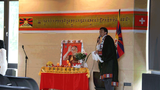 སྐུའི་གཅེན་པོར་གསེར་གྱི་གཟེངས་རྟགས་ཕུལ།