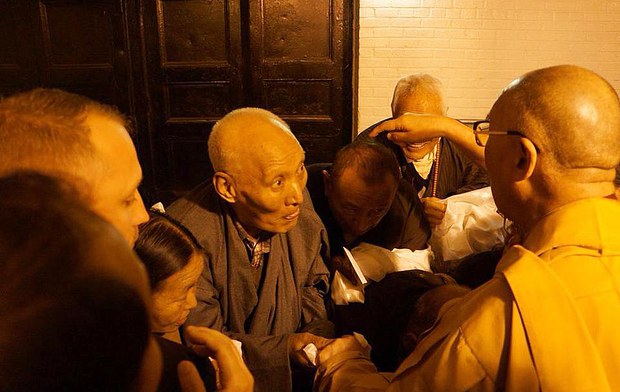 ༸གོང་ས་མཆོག་ནས་ནིའུ་ཡོག་ཏུ་བོད་མི་རྒན་པ་ཁག་ཅིག་ལ་མཇལ་ཁ་གནང་ཡོད་པ། ༸གོང་ས་མཆོག་ནས་ནིའུ་ཡོག་ཏུ་བོད་མི་རྒན་པ་ཁག་ཅིག་ལ་མཇལ་ཁ་གནང་ཡོད་པ།