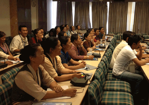བོད་པའི་དམའ་རིམ་སློབ་གྲྭའི་ཨིན་ཇིའི་དགེ་རྒན་ཁག་ཅིག་ལ་ཟབ་སྦྱོང་ཞིག་གོ་སྒྲིག་གནང་བ།