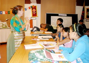 ནུབ་ཕྱོཌ་བོད་རིཌ་སློབ་ཕྲུག་ཁག་ལ་རིག་གཞུང་ངོ་སྤྲོད། ནུབ་ཕྱོཌ་བོད་རིཌ་སློབ་ཕྲུག་ཁག་ལ་རིག་གཞུང་ངོ་སྤྲོད།