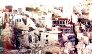 གྱང་རོ་བཟོས་པའི་དགའ་ལྡན་དགོན། གྱང་རོ་བཟོས་པའི་དགའ་ལྡན་དགོན།