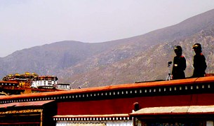 དམག་མིའི་ལྟ་སྲུང་ཡོད་པའི་ལྷ་སའི་གྲོང་མི། དམག་མིའི་ལྟ་སྲུང་ཡོད་པའི་ལྷ་སའི་གྲོང་མི།