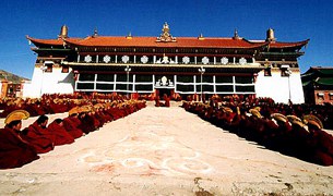 རྩ་མེད་དུ་འགྲོ་ལ་ཉེ་བའི་ཆག་སྒོ་ཕོག་པའི་ཀིརྟི་དགོན་པ།