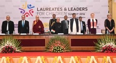 སྤྱི་ནོར་༧གོང་ས་སྐྱབས་མགོན་ཆེན་པོ་མཆོག་དང་རྒྱ་གར་གྱི་སྲིད་འཛིན་པར་ནབ་མུ་ཁར་ཇིས་(Pranab Mukherjee)་རྣམ་གཉིས་མཇལ་འཕྲད་སྐབས། ༢༠༡༦།༡༢།༡༡