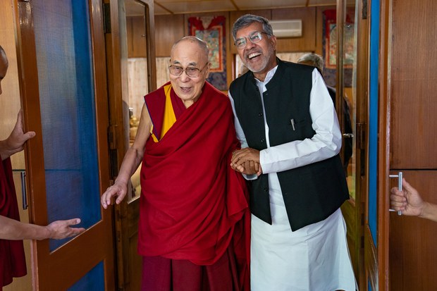 ༧གོང་ས་མཆོག་དང་ནོ་བེལ་ཞི་བདེའི་གཟེངས་རྟགས་བཞེས་མྱོང་མཁན་སྐུ་ཞབས་(Kailash Satyarthi)་མཆོག་བཞུགས་སྒར་ཕོ་བྲང་དུ། ༢༠༡༩།༥།༢༨