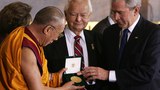 ཨ་རིའི་གྲོས་ནས་༧གོང་ས་མཆོག་ལ་གསེར་གྱི་གཟེངས་རྟགས་ཕུལ་བའི་དུས་དྲན་སྲུང་བརྩི་ཞུས་ཡོད་པ།