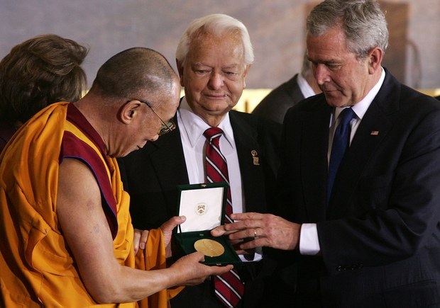 ཨ་རིའི་གྲོས་ནས་༧གོང་ས་མཆོག་ལ་གསེར་གྱི་གཟེངས་རྟགས་ཕུལ་བའི་དུས་དྲན་སྲུང་བརྩི་ཞུས་ཡོད་པ། ཨ་རིའི་གྲོས་ནས་༧གོང་ས་མཆོག་ལ་གསེར་གྱི་གཟེངས་རྟགས་ཕུལ་བའི་དུས་དྲན་སྲུང་བརྩི་ཞུས་ཡོད་པ།