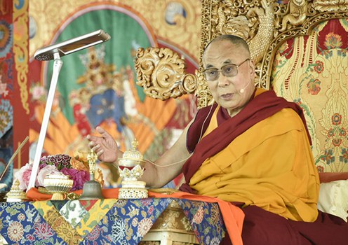 ༸གོང་ས་མཆོག་ནས་ལ་དྭགས་ལ་དུས་འཁོེར་དབང་ཆེན་ཐེངས་༣༣་པ་སྩོལ་བཞིན་པ།