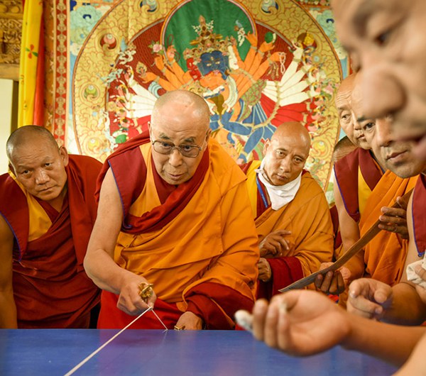 ༸གོང་ས་མཆོག་དབུ་བཞུགས་ཀྱིས་དཀྱིལ་འཁོར་བཞེང་བཞིན་པ།